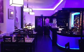 Yumi Hotel Sushi-Steaks & Friends